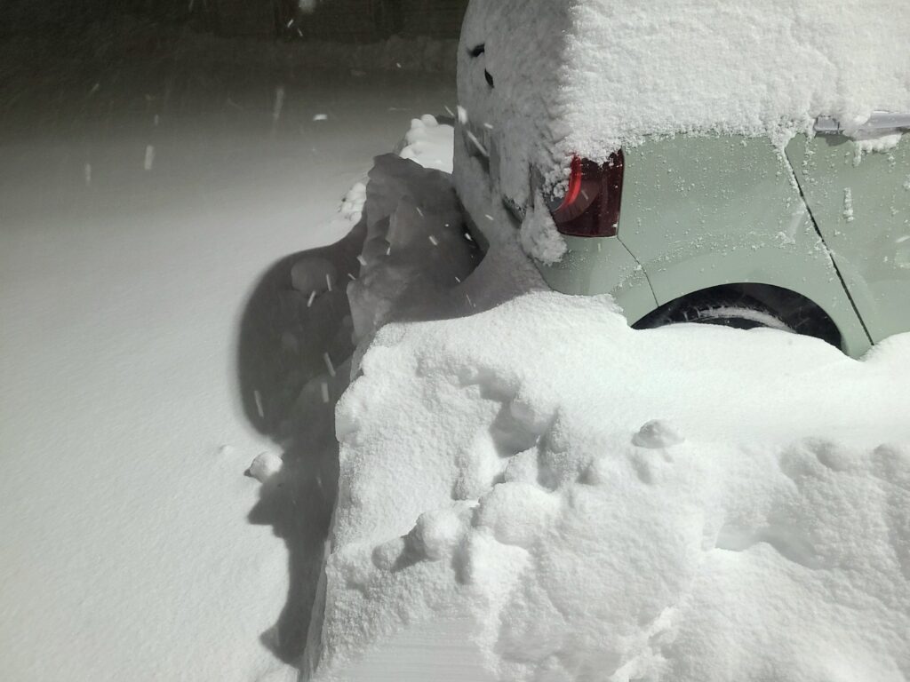 移住者には真似できない除雪隊の除雪技術。車のギリギリまでキレイに除雪してくれる。