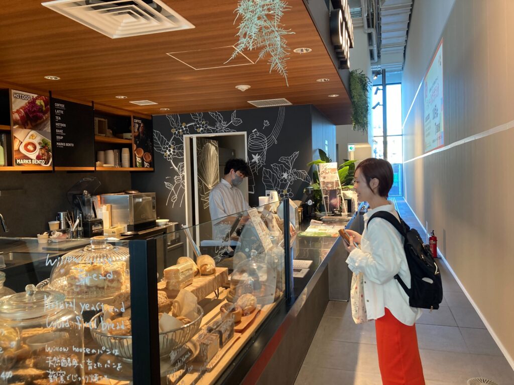 ミライエ内の図書館に併設されたカフェ「BOOKMARKS CAFE」もSUZU GROUPが運営しています