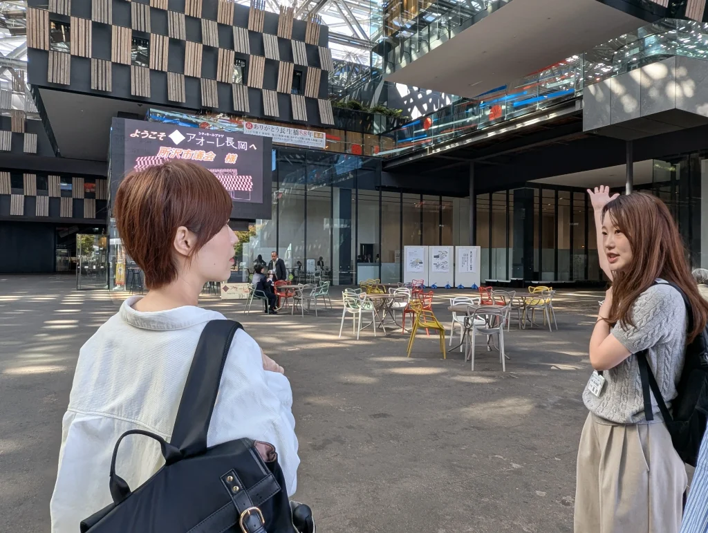 今回のツアーに同行する移住相談センター職員から「アオーレ長岡」の解説を聞くNさん