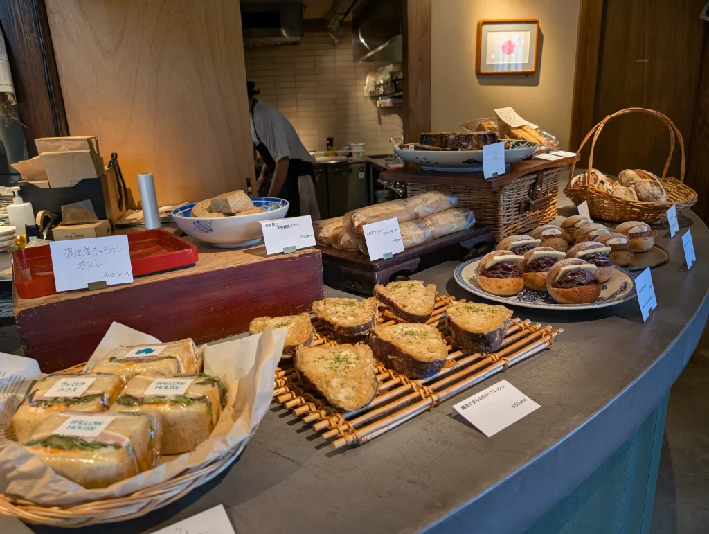 店内で焼いた地域食材をふんだんに使ったパンが並びます