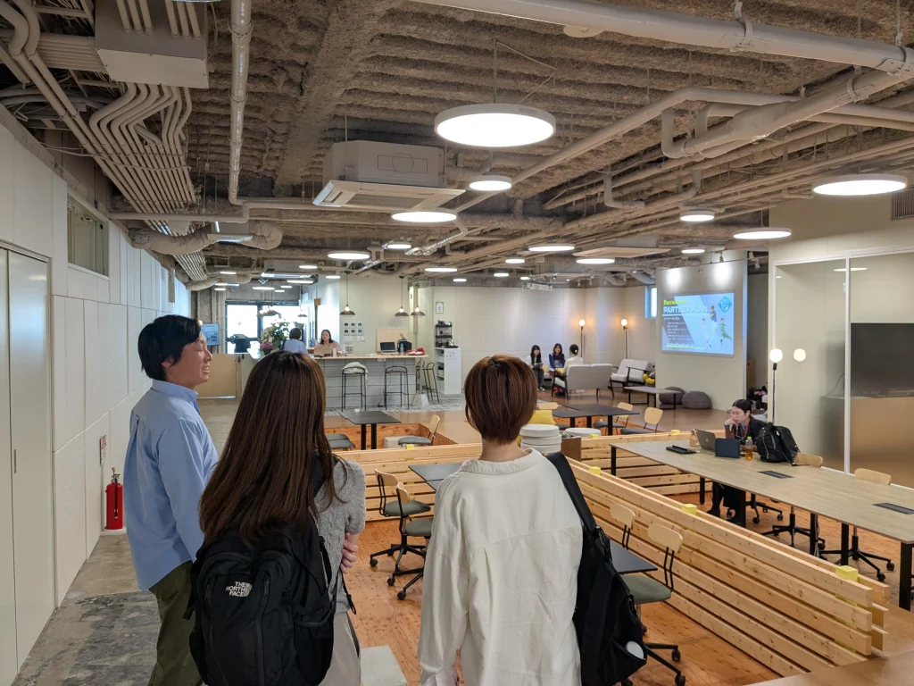 作業する人、打ち合わせをする人、いろいろな方が働くassemble長岡