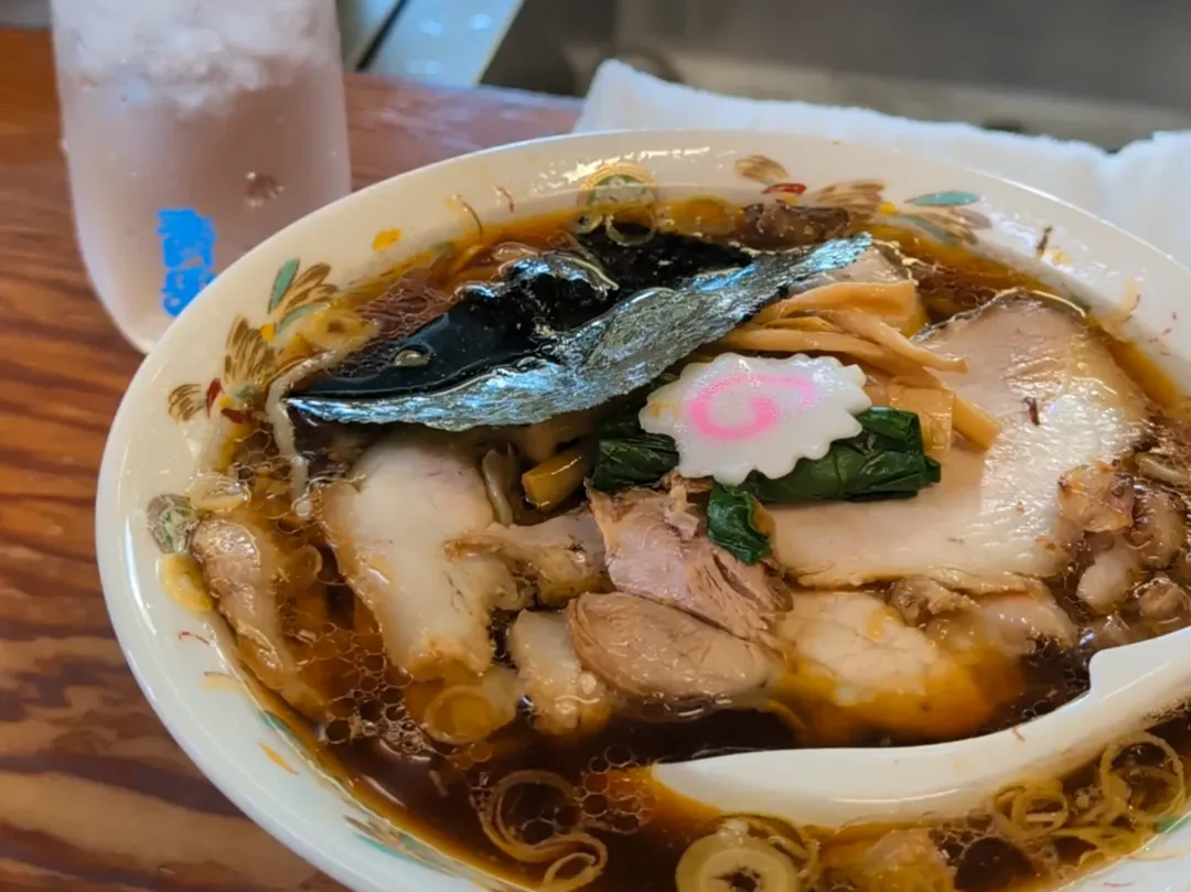 青島食堂の生姜醤油ラーメンはシンプルながら飽きの来ない美味しさ